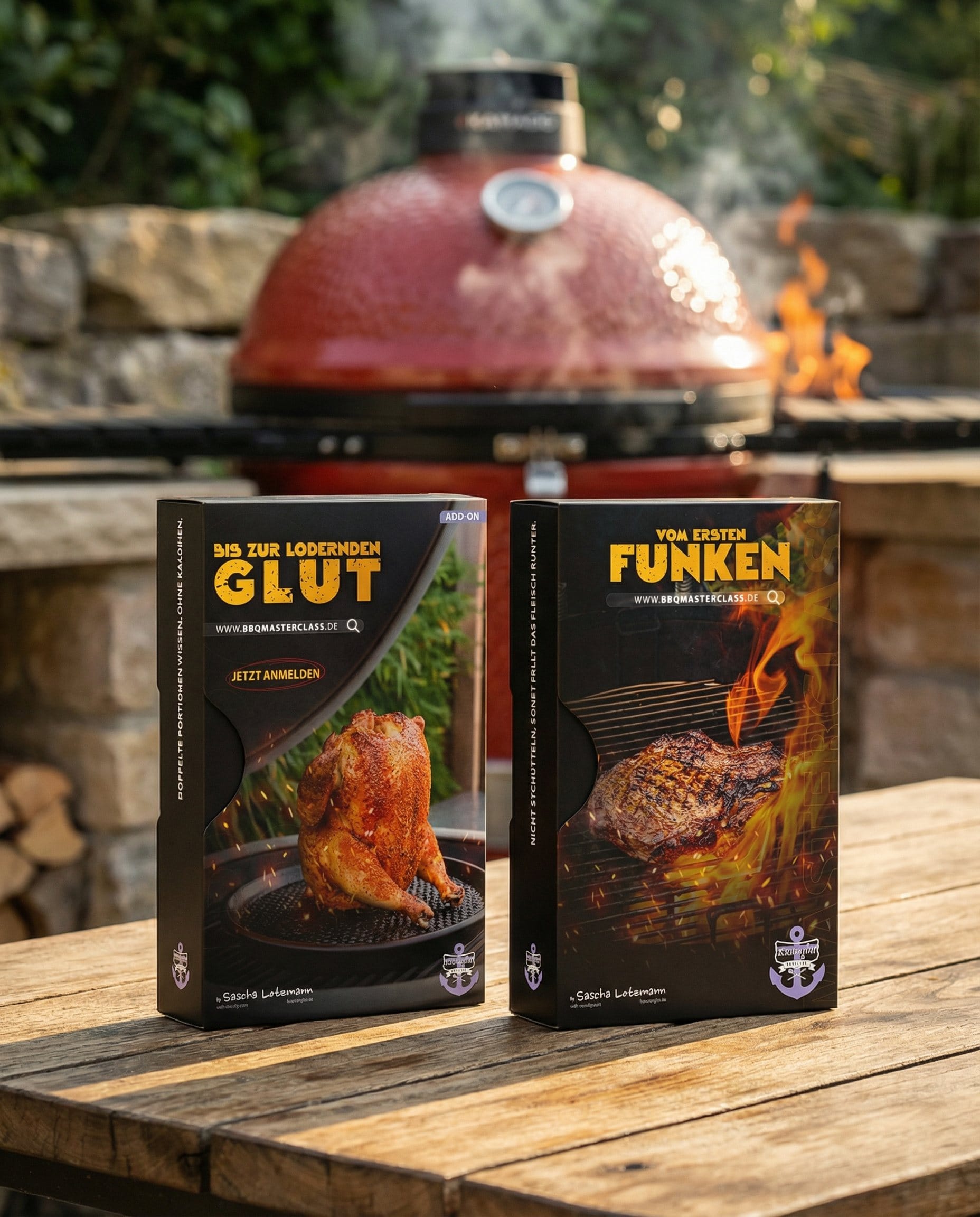Beide Kurshüllen der BBQ Masterclass auf einem Holztisch vor einem angefeuerten Keramikgrill